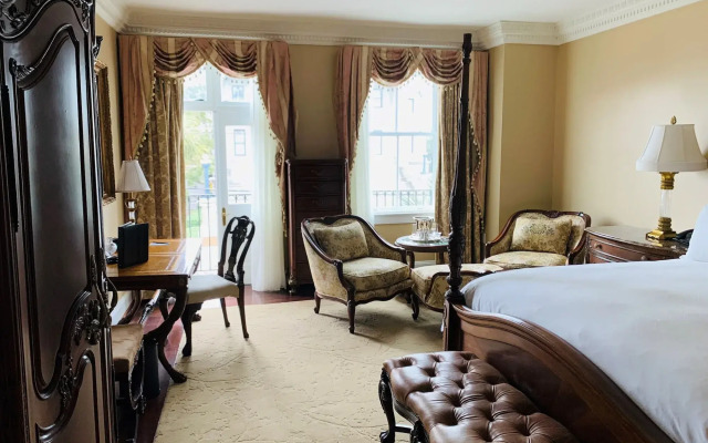 Market Pavilion Hotel