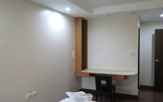 4B - 2 Bedroom Downtown Apartment With Shared Pool