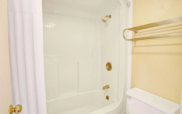 Travelodge by Wyndham Sellersburg / Louisville North