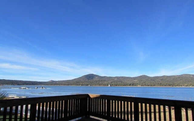 032 - Lakefront Village Escape