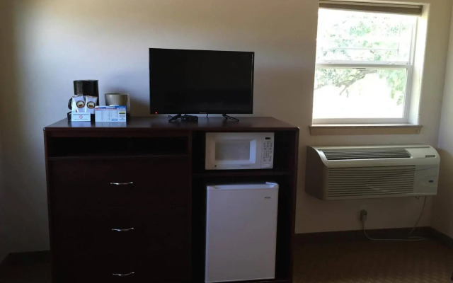 Price Pointe Inn