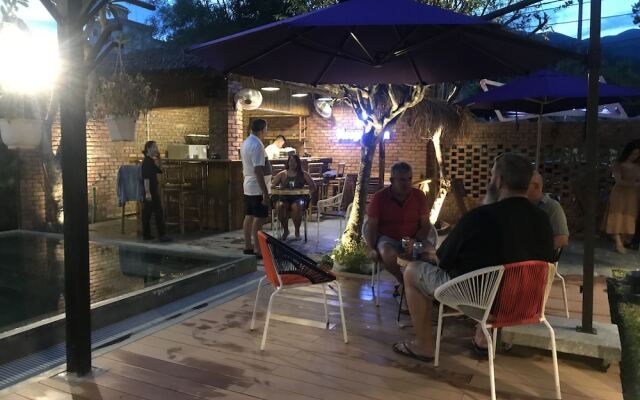 Tropical Forest Hostel & Apartments