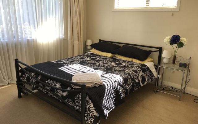 Villa on Nixon St – Guest Rooms – Hamilton