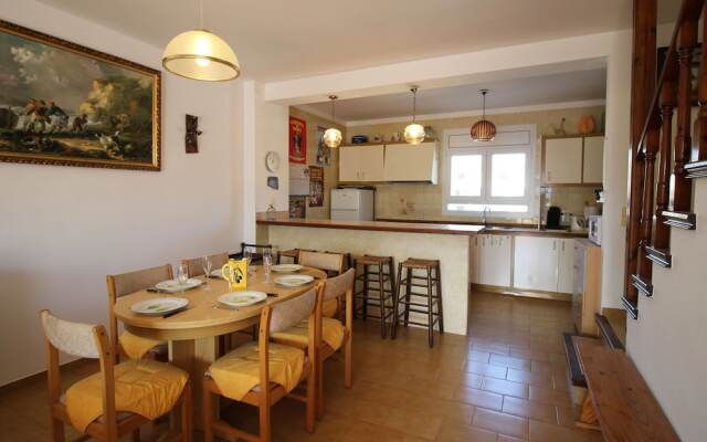 Cozy Holiday Home in Empuriabrava With Terrace and Jetty