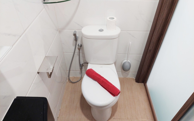 Homey And Simple Studio At Sky House Bsd Apartment