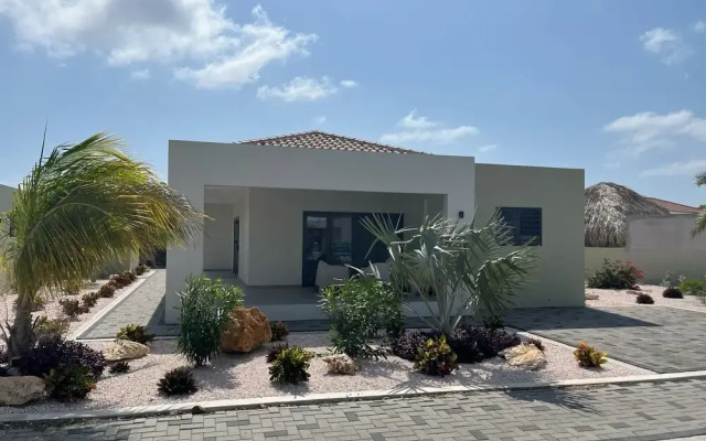 Villa Paradise with pool at mambo beach