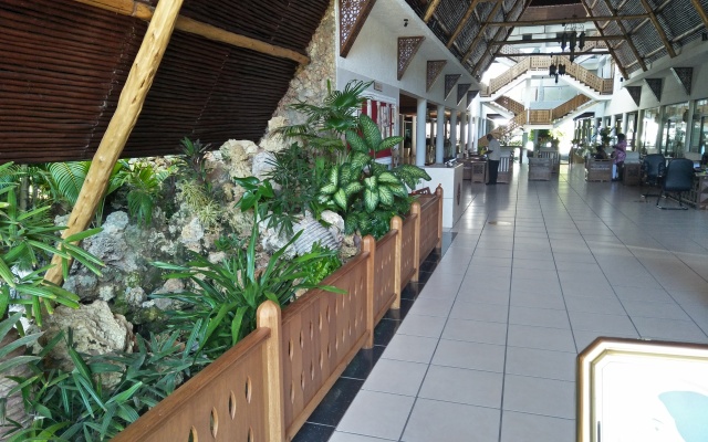 Travellers Beach Hotel & Club