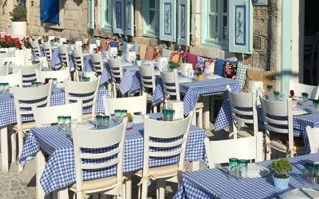 Saki Alaçatı Otel & Meyhane