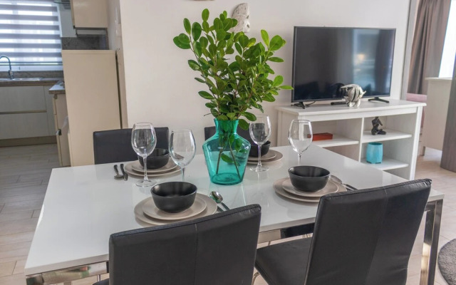 Modern 2BR Apartment - Paseo del Mar