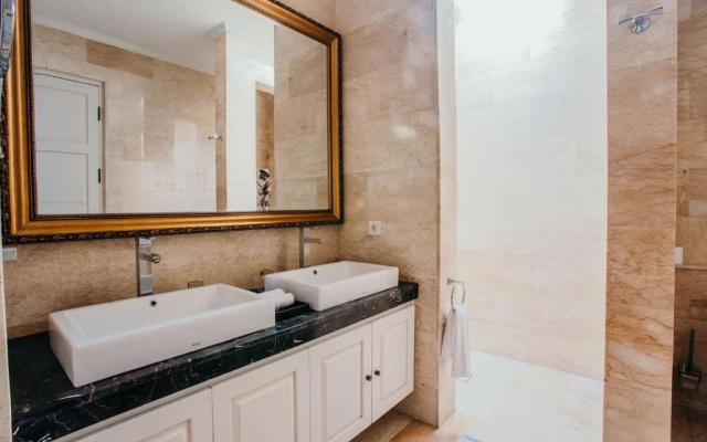 Mosan House - unique art-filled gem in perfect location a short walk from the beach or Seminyak Square – Bathroom – Kuta