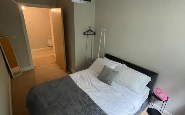 Stunning 2-bed Apartment in Crawley