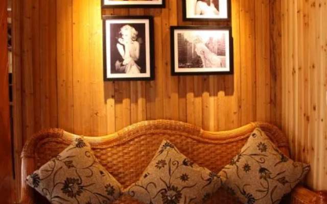 Dragon's Den Hostel
