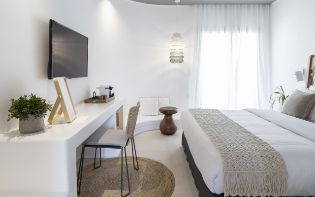 Adorno Beach Hotel & Suites