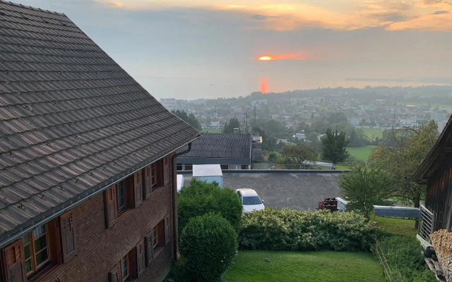 Bauernhaus am Pfänderhang mit Seeblick