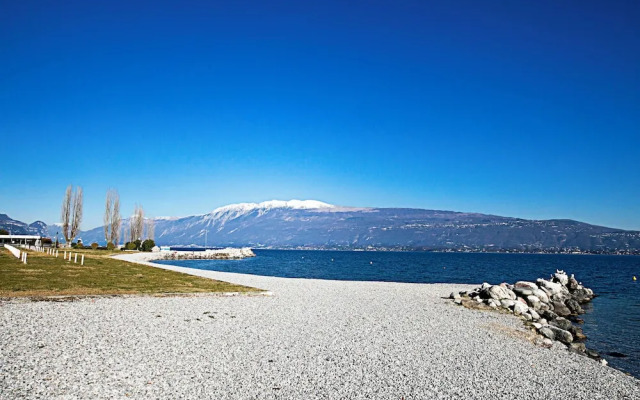 Borgo Degli Ulivi shared pool- 200m lake