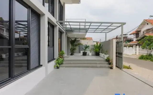 Urbanview Hotel Puri Indah