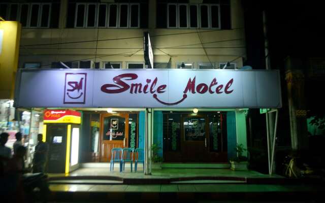 Smile Motel