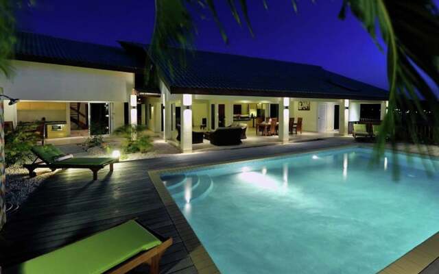 Modern Villa with Swimming Pool in Willemstad