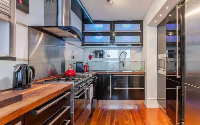 The Red Room Apartment - Fitzrovia - by Frankie Says