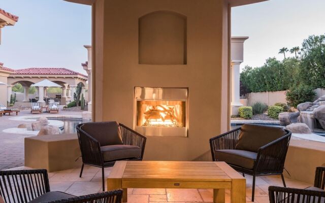 Primrose by AvantStay | Sleeps 23! Desert Estate w/ Theater & Pool + Hot Tub