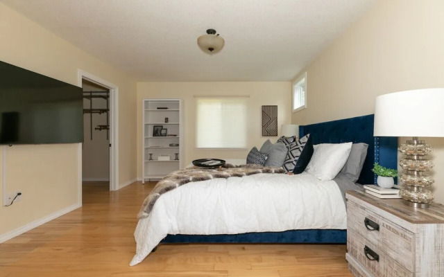 LUXURIOUS 5-Br Acreage | Year-Round Heated Pool & HotTub | Mtn View | Pool Table