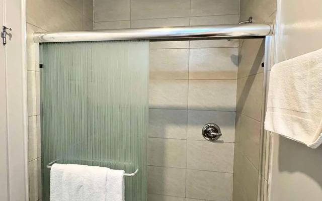 Big Bird Inn Wawa, SureStay Collection by Best Western