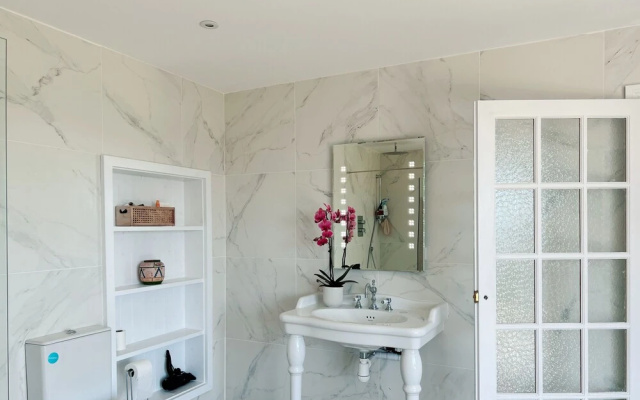 Luxury 2-bed Apartment hot tub Free Parking sea