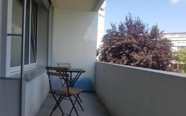 Lovely 1-bedroom rental unit with bath tub.
