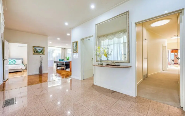StayAU Spacious 6BR McKinnon Pool Home