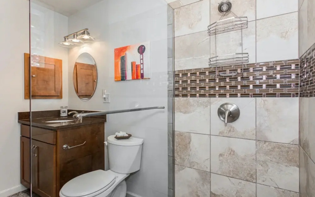 Waterfront 5 BR w/ Hot Tub Sleeps 13!