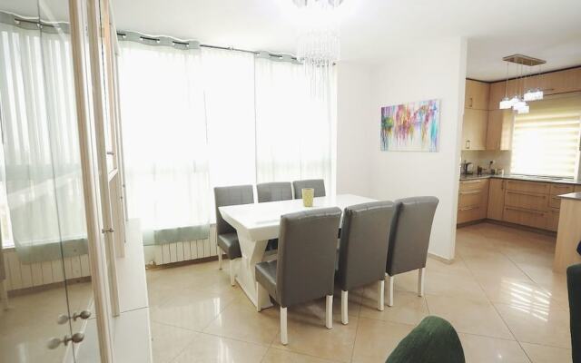 Art Apartment near Mamila