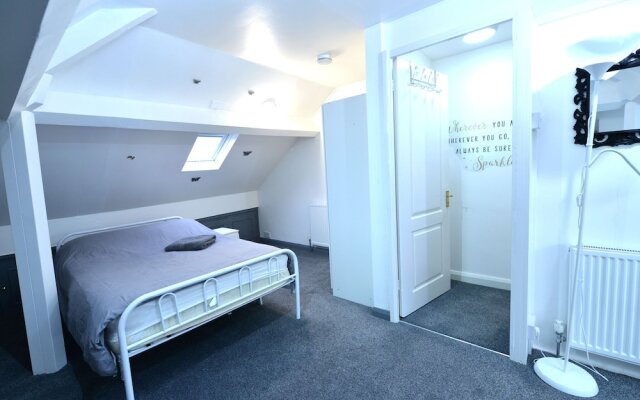 Centrally-located Apartment in Coventry With Netflix