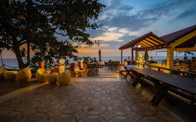 Alcove Beach Resort