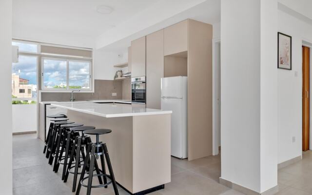 Phaedrus Living: Romanou Modern City Center Flat
