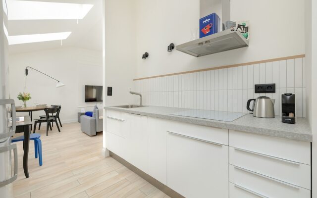 Bright Apartment Poznań by Renters