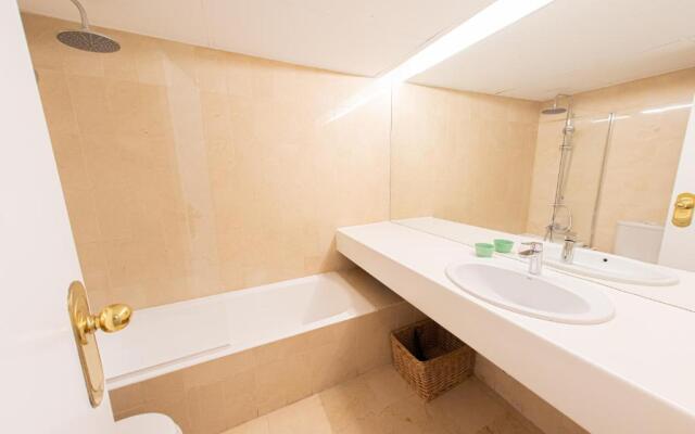 Beautiful 3BEDROOMS/2BATH/Golden Mile