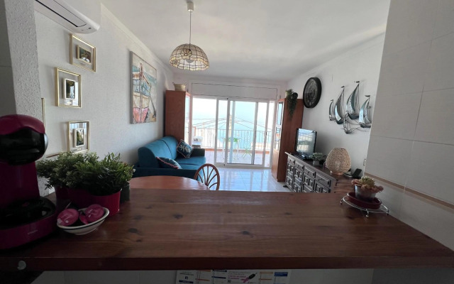 Bonito apartamento con vistas al mar y piscina