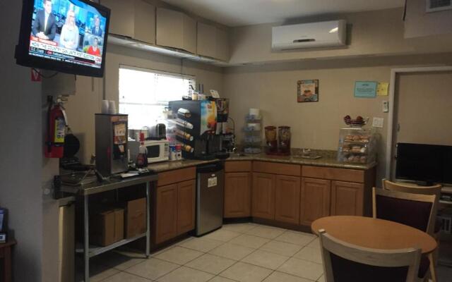 Townhouse Inn & Suites