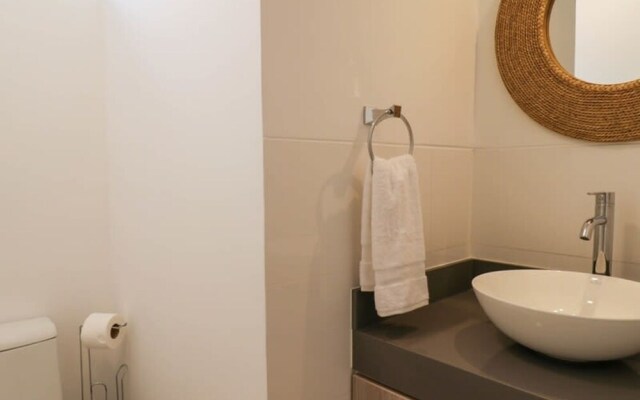 w Elegant 2BR With Balcony in Miraflores