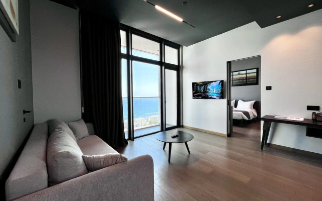 128 LIM - 2001 Stay Only Tower Suite