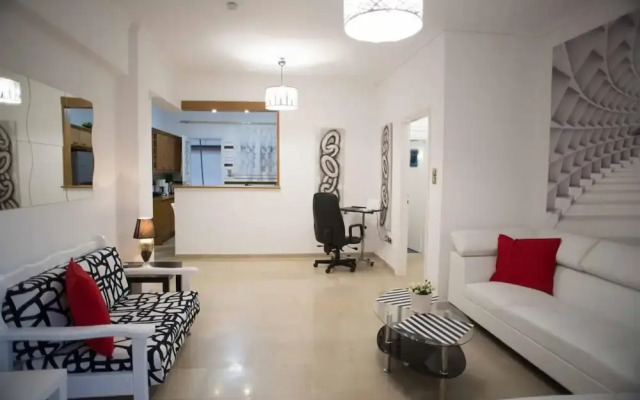 Cozy Apartment With sea View Next to Marina Zeas
