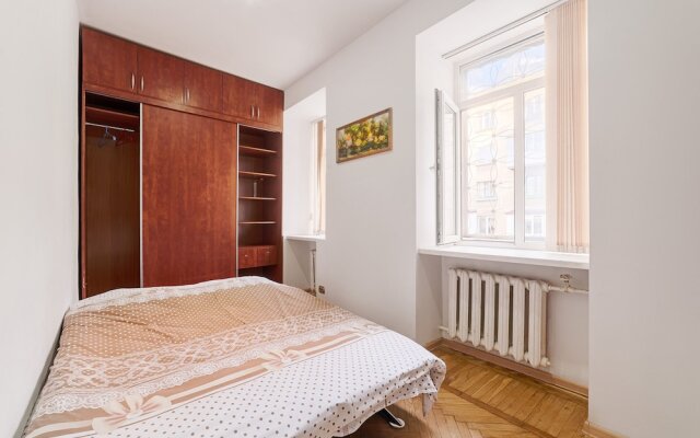 3 Bedroom Apartment near Deribasovskaya