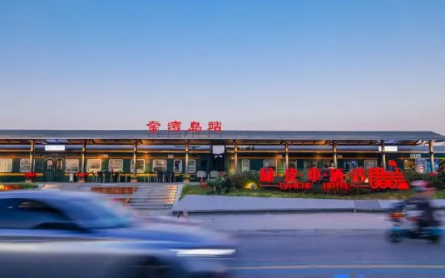 Green Train Leisurely Time