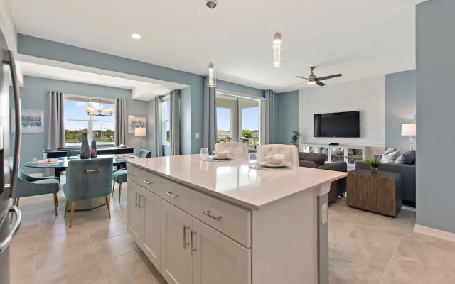 Decadent Penguin - Storey Lake by Shine Villas #704