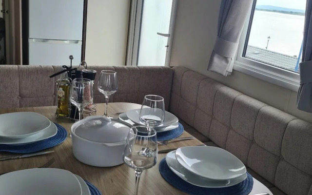 3 Bed Lodge - Sleeps 6 - Parking - Pets - Wifi