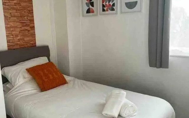 Spacious 3-bed House in Swindon