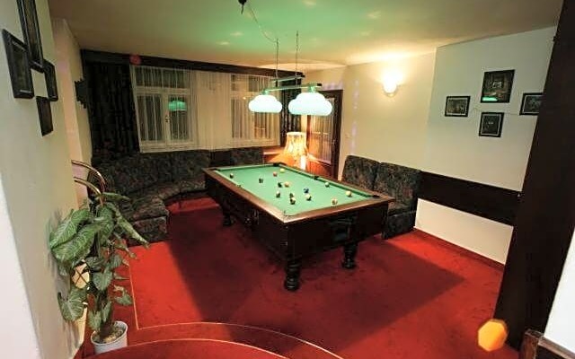 Hotel Saloon