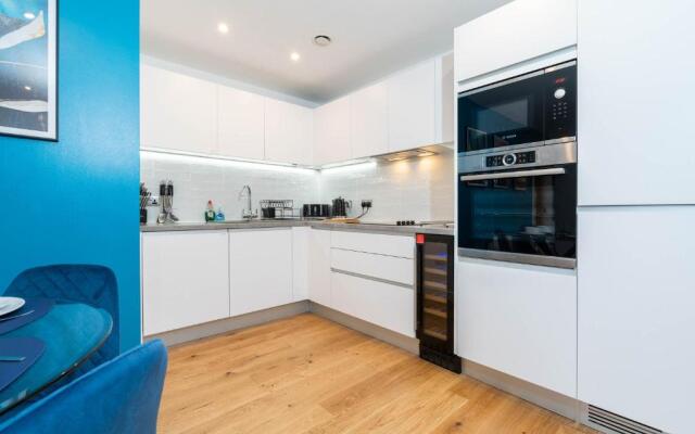 MAEVELA Apartments - Luxury Broad St Apartment - 2 Bed, 2 Bath - City Centre/Cube/Mailbox - WITH UNDERGROUND PARKING ✓- L Shape Sofa, Large 50 inch Smart TV with FREE NETFLIX & WIFI