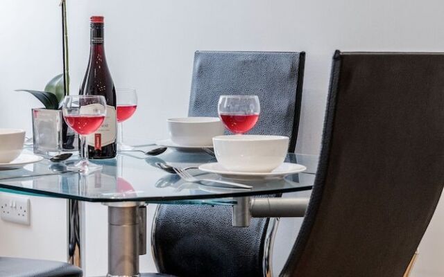 Real - Queens Serviced Apartments