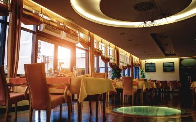 Hotel Lav
